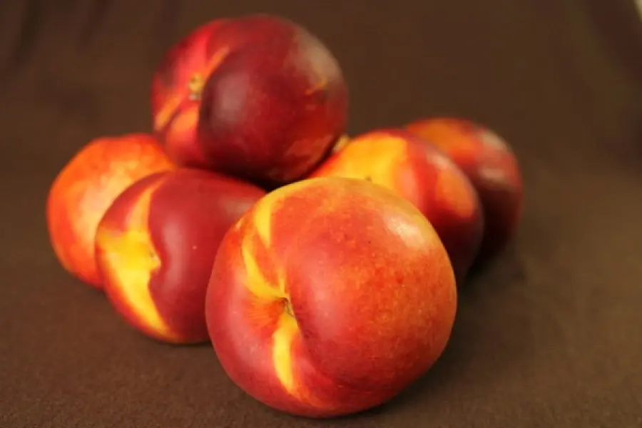 Pesche, ecco perché fanno tanto bene alla pelle